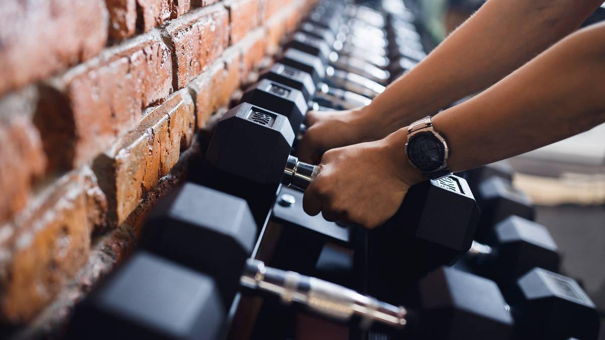 Nowe badanie uniwersyteckie pokazuje, jak spędzać mniej czasu na siłowni dla lepszego wzrostu mięśni