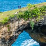 Turysta ledwo ucieka przed upadkiem z 40-metrowego klifu na Bali