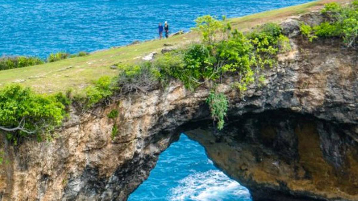 Turysta ledwo ucieka przed upadkiem z 40-metrowego klifu na Bali