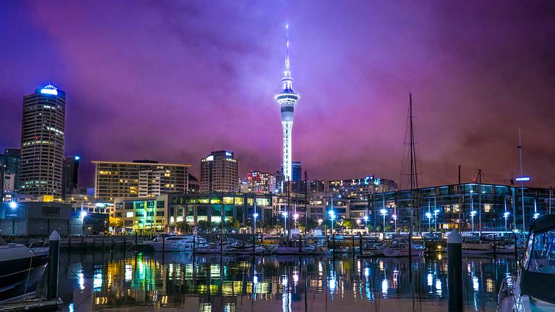 Panoramę miasta Auckland w nocy.