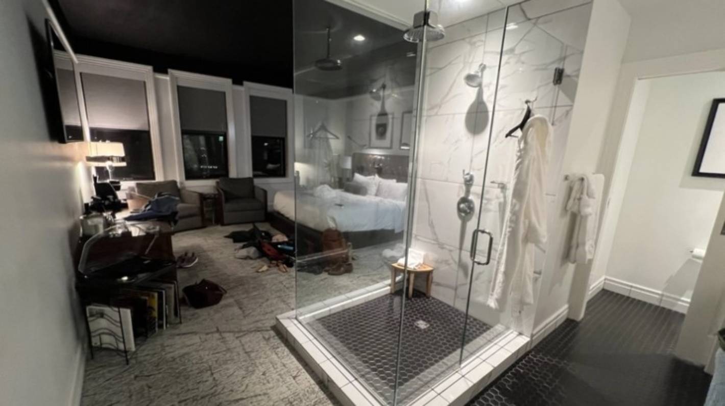 „Suite voyeur”: zaskoczył podróżnika, biorąc prysznic w pokoju hotelowym w Stanach Zjednoczonych