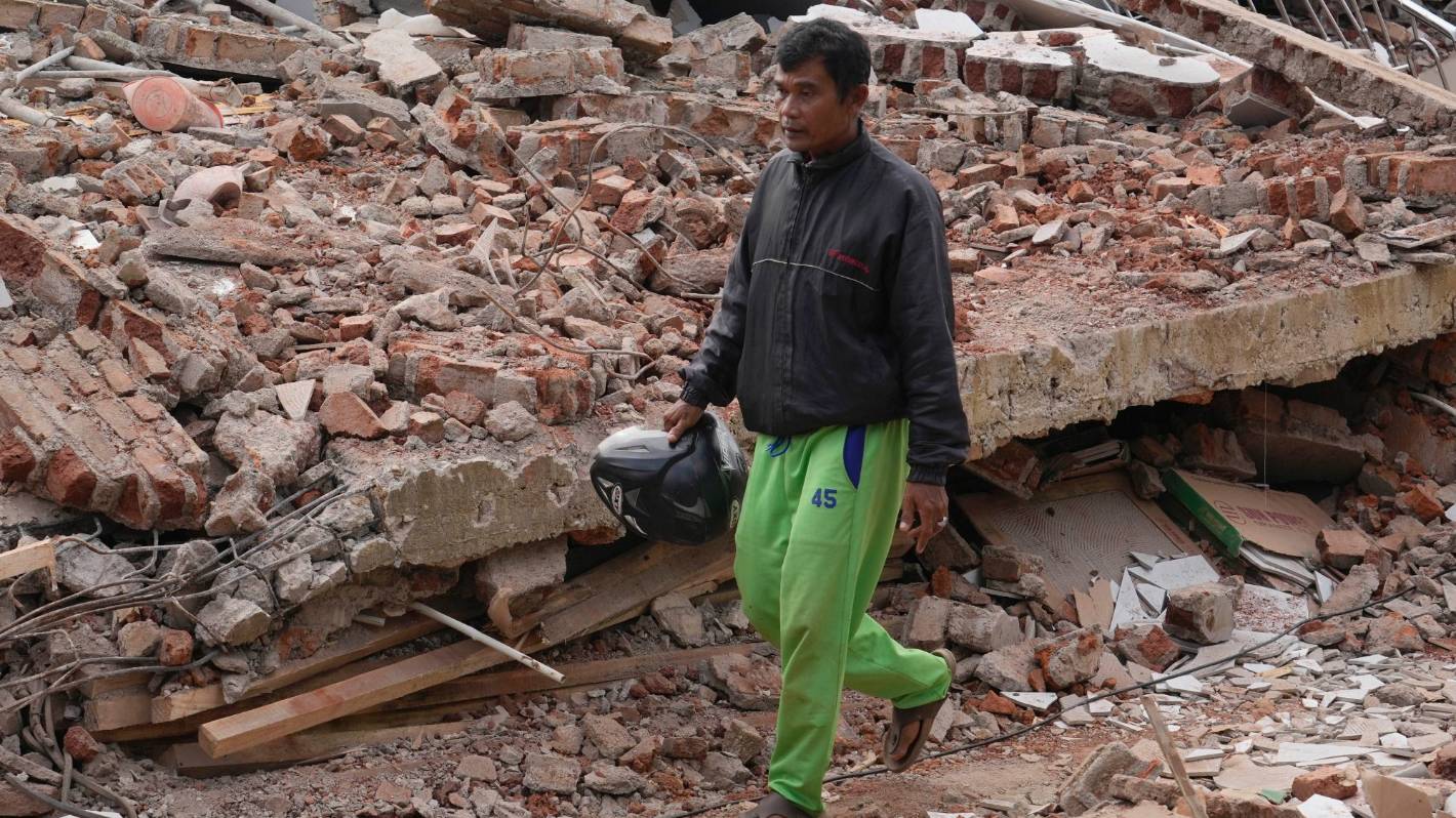 „Widziałem straszne zniszczenia”: ocalały z trzęsienia ziemi w Indonezji opłakuje 11 krewnych
