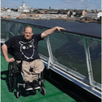Niepełnosprawny pasażer, który rozpoczął podróż, utknął na lotnisku