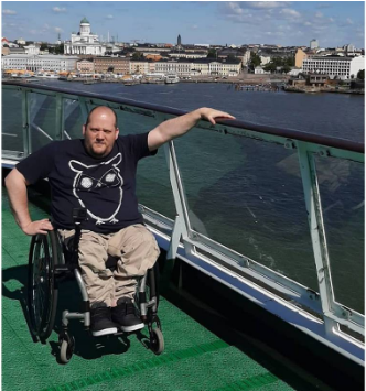 Niepełnosprawny pasażer, który rozpoczął podróż, utknął na lotnisku