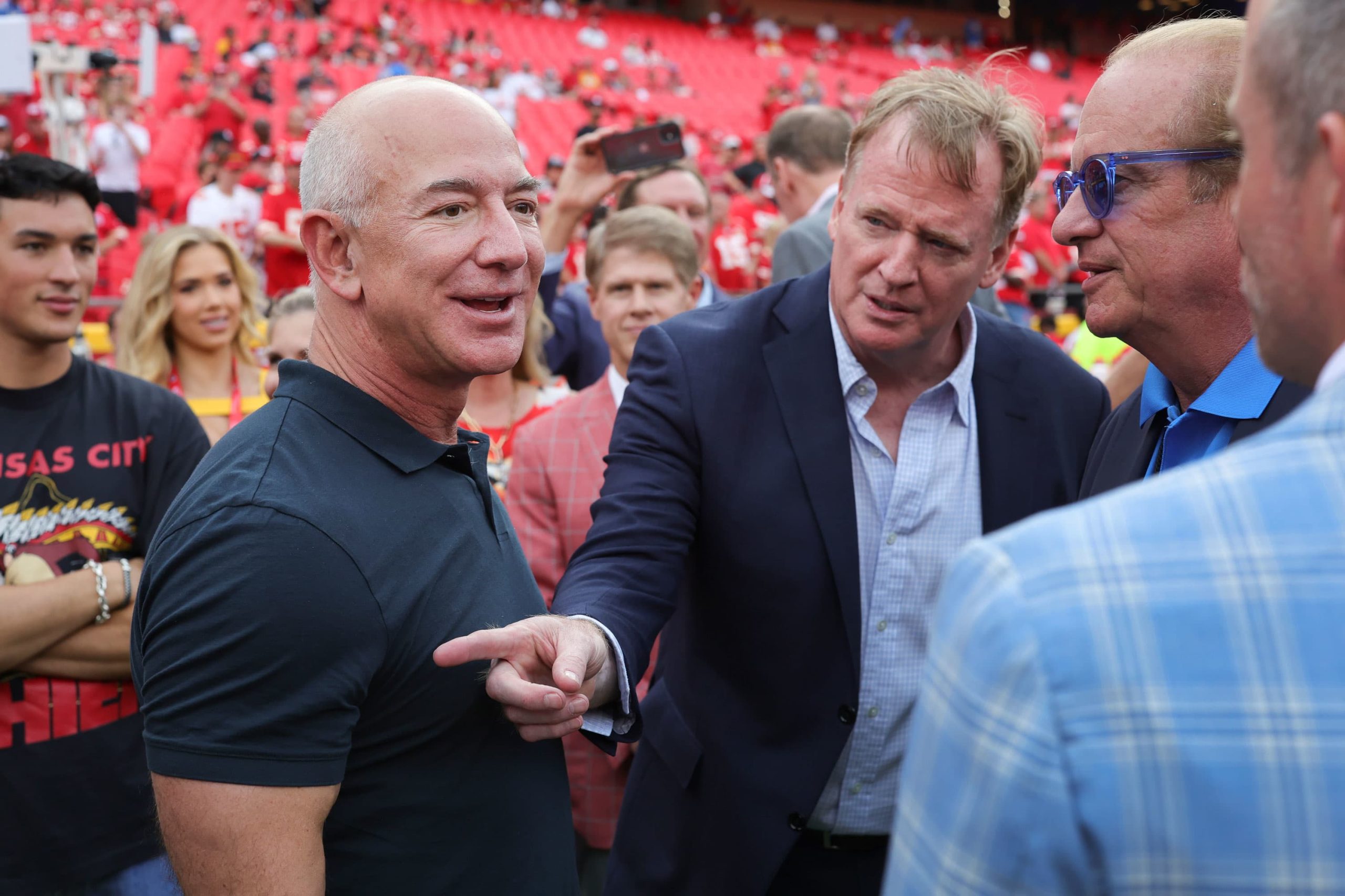 Tajny jacht Jeffa Bezosa z basenem i lądowiskiem dla helikopterów o wartości 808 milionów dolarów pływa Tajny jacht Jeffa Bezosa z basenem i lądowiskiem dla helikopterów o wartości 808 milionów dolarów pływa